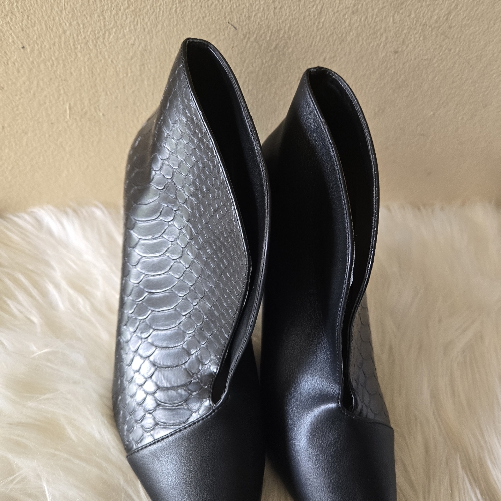 Aldo Ankle Boots Black Snakeskin Print on one Side With cut out front Size 7.5